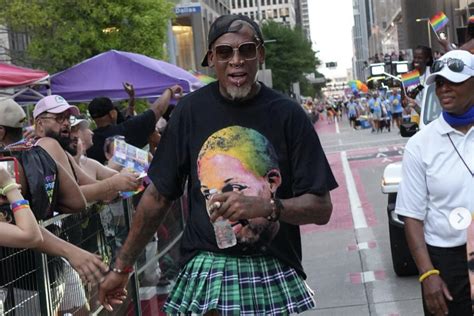 Dennis Rodman wore a skirt and walked in the。